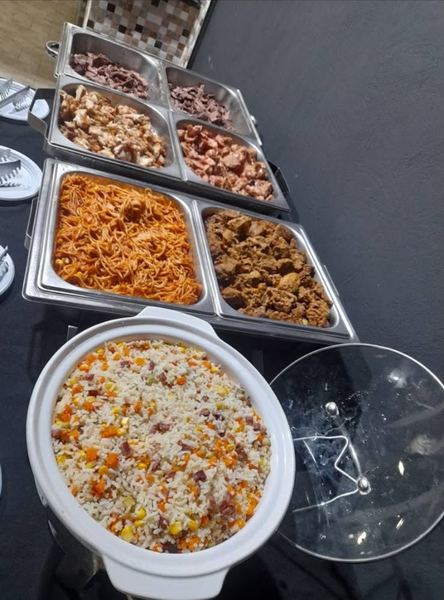 Réchauds com carnes, espaguete e arroz colorido