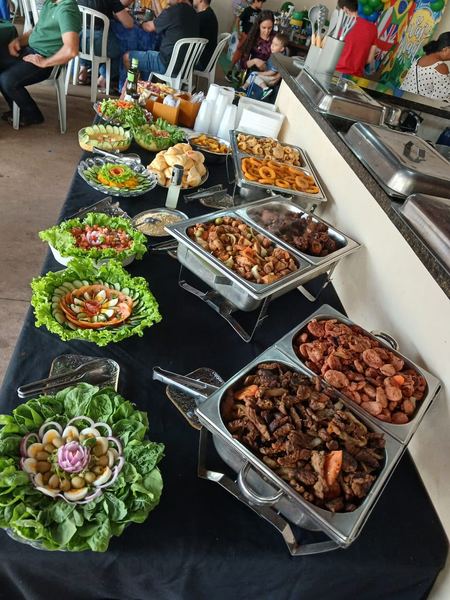 Buffet com saladas decoradas e réchauds de carne