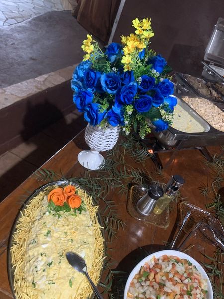 Maionese com batata palha, vinagrete e arranjo de flores