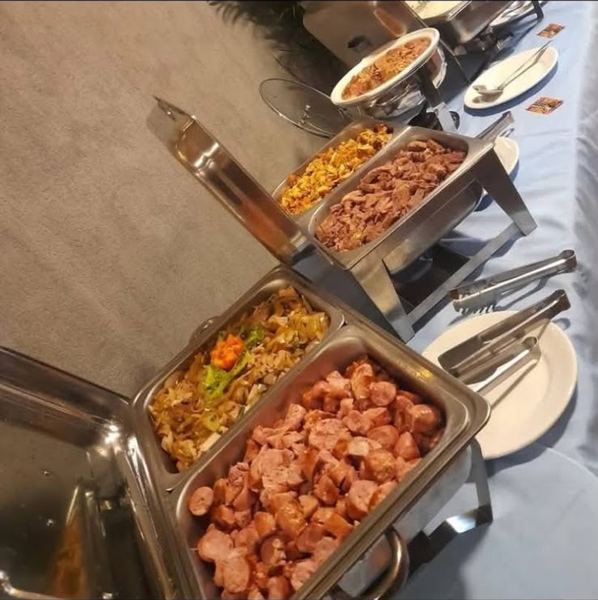 Réchauds com linguiça, cupim e acompanhamentos