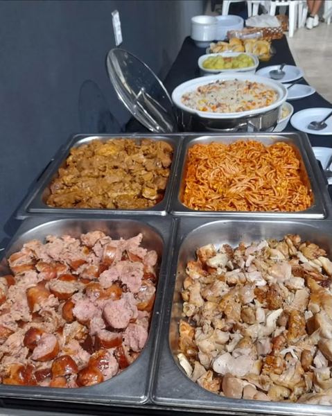 Réchauds com linguiça, frango, carne ao molho e espaguete