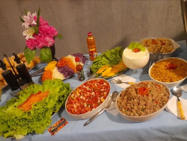 Mesa de saladas, vinagrete e farofa